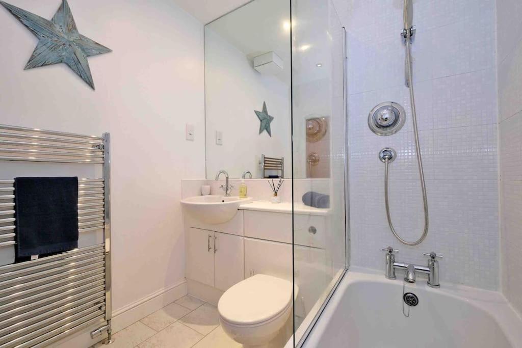 Modern & Spacious Apartment In City Centre แอเบอร์ดีน ภายนอก รูปภาพ