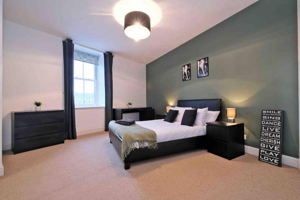 Modern & Spacious Apartment In City Centre แอเบอร์ดีน ภายนอก รูปภาพ