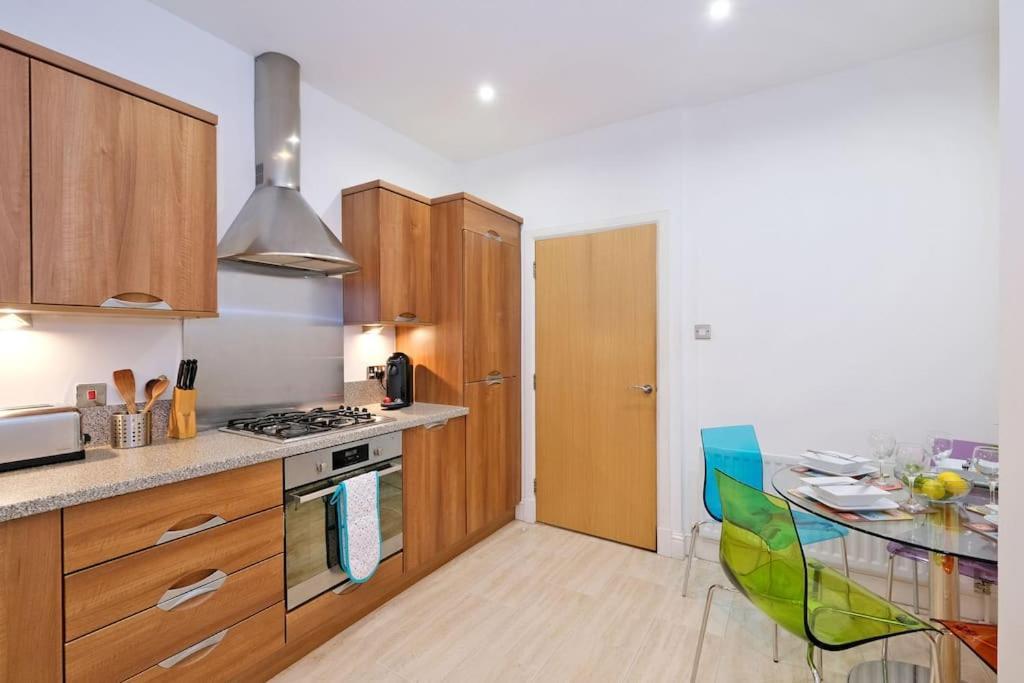 Modern & Spacious Apartment In City Centre แอเบอร์ดีน ภายนอก รูปภาพ