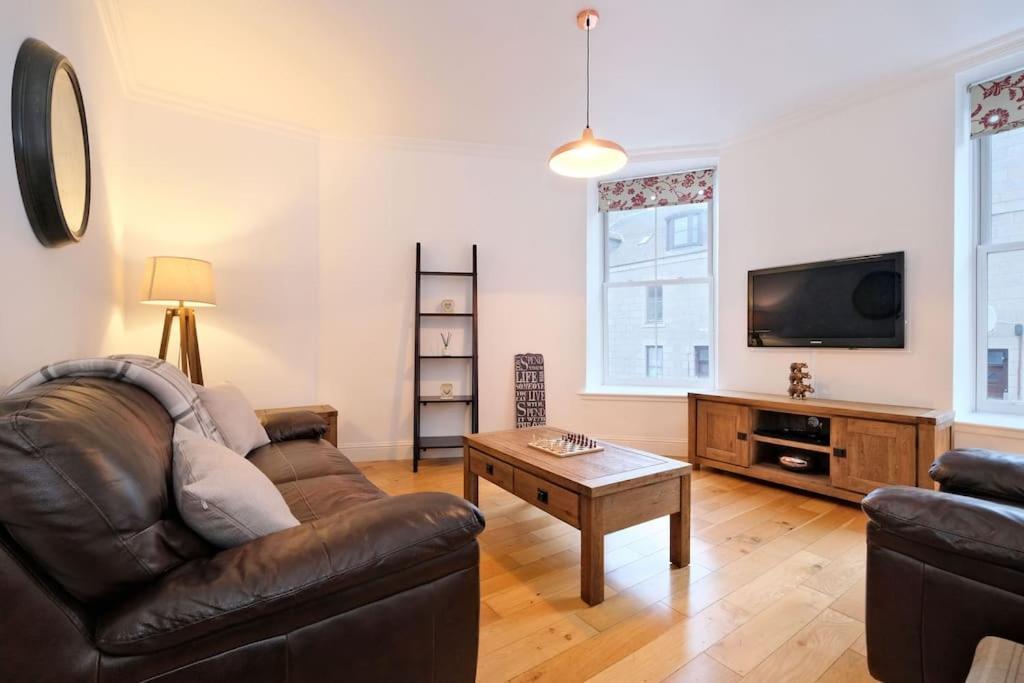 Modern & Spacious Apartment In City Centre แอเบอร์ดีน ภายนอก รูปภาพ