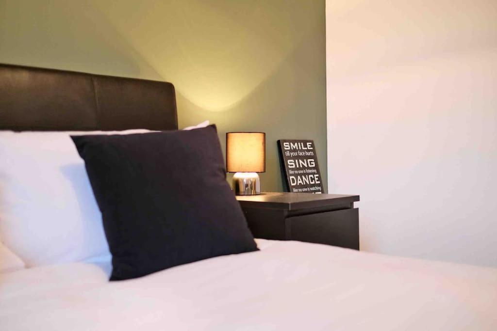 Modern & Spacious Apartment In City Centre แอเบอร์ดีน ภายนอก รูปภาพ